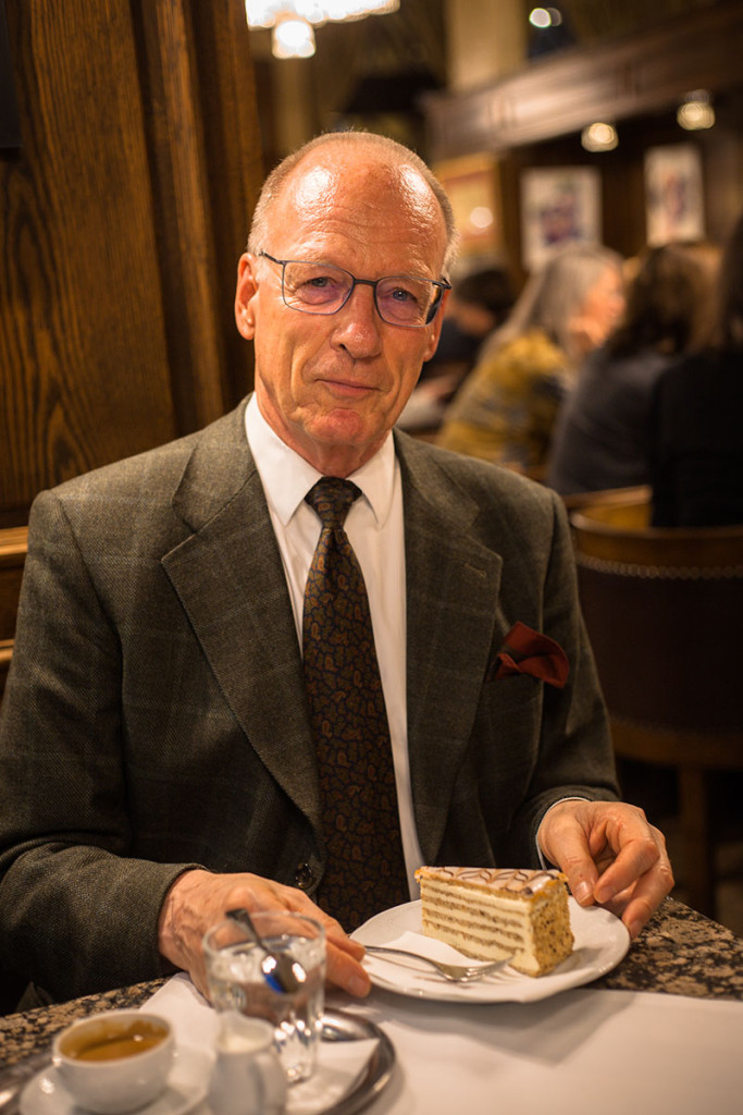 Prof. Uwe Theimer im Café Schwarzenberg mit Esterhazyschnitte und einem kleinen Schwarzen / Foto: Karol nuhn