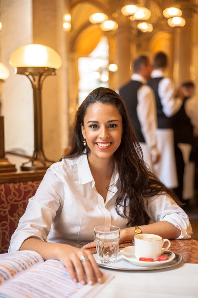 Hila Fahima im Café Central