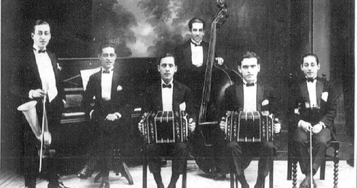 Der Violinist Julio De Caro mit seinem Orchester - ©Wikicommons